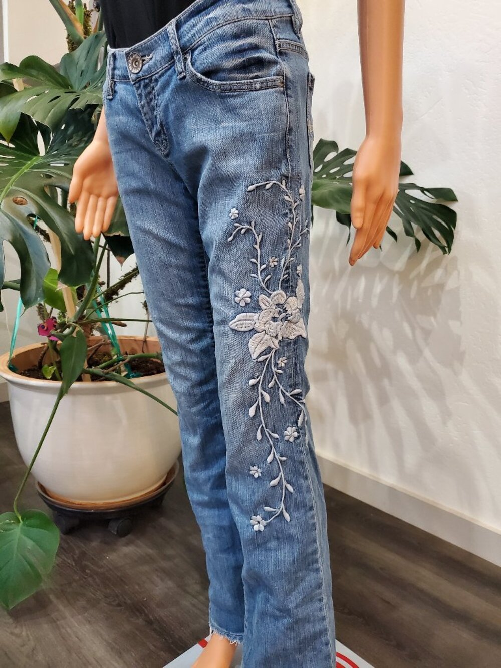 Vintage Milky Way Embroidered Flowers & Leaves Low-rise Flare Jeans 7 Distressed